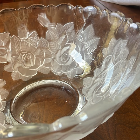 Mikasa Studio Nova Winter Rose serving reversed frosted cameo large bowl 12”x5” - Picture 8 of 9